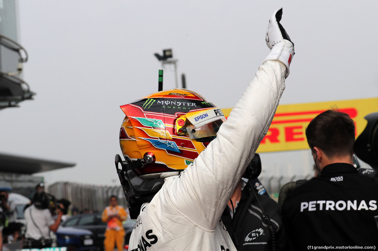 GP CINA, 08.04.2017 - Qualifiche, Lewis Hamilton (GBR) Mercedes AMG F1 W08 pole position