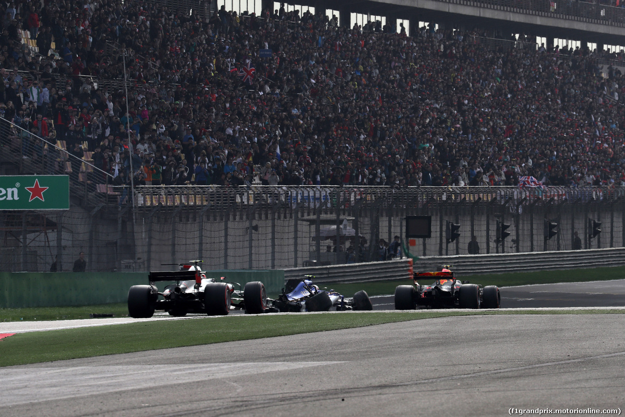 GP CINA, 08.04.2017 - Qualifiche, Crash, Antonio Giovinazzi (ITA) Sauber C36
