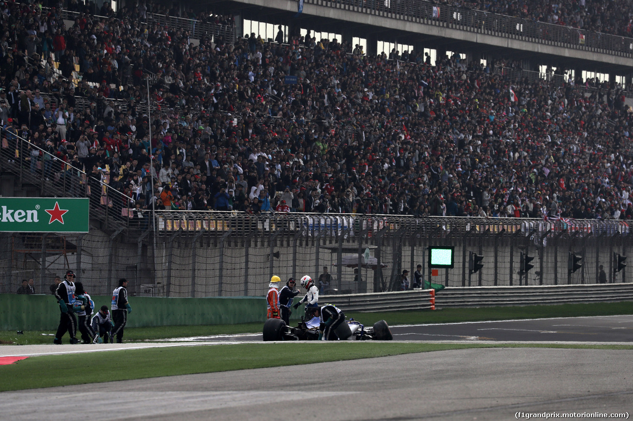 GP CINA, 08.04.2017 - Qualifiche, Crash, Antonio Giovinazzi (ITA) Sauber C36