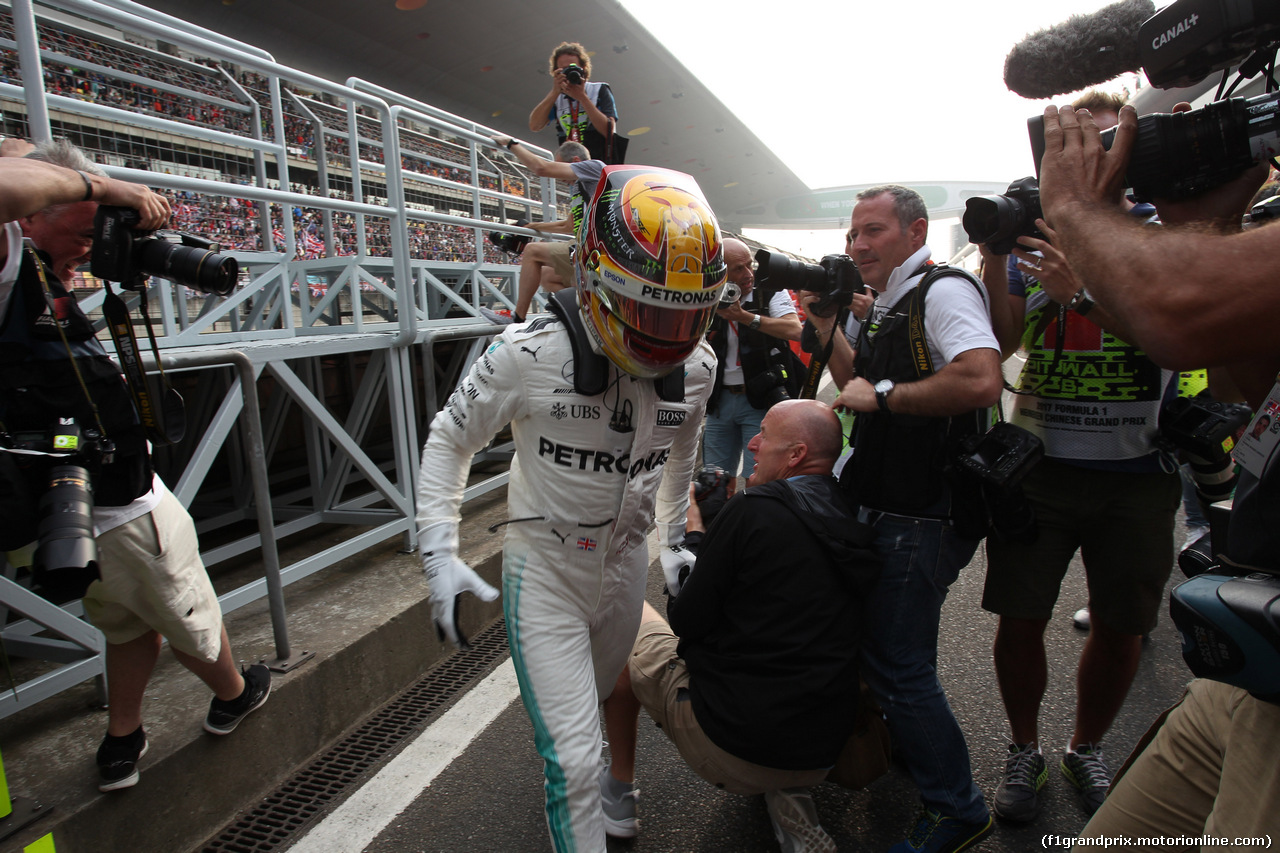 GP CINA, 08.04.2017 - Qualifiche, Lewis Hamilton (GBR) Mercedes AMG F1 W08 pole position