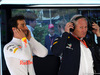 GP CINA, 08.04.2017- Free Practice 3, Daniel Ricciardo (AUS) Red Bull Racing RB13 e Helmut Marko (AUT), Red Bull Racing, Red Bull Advisor