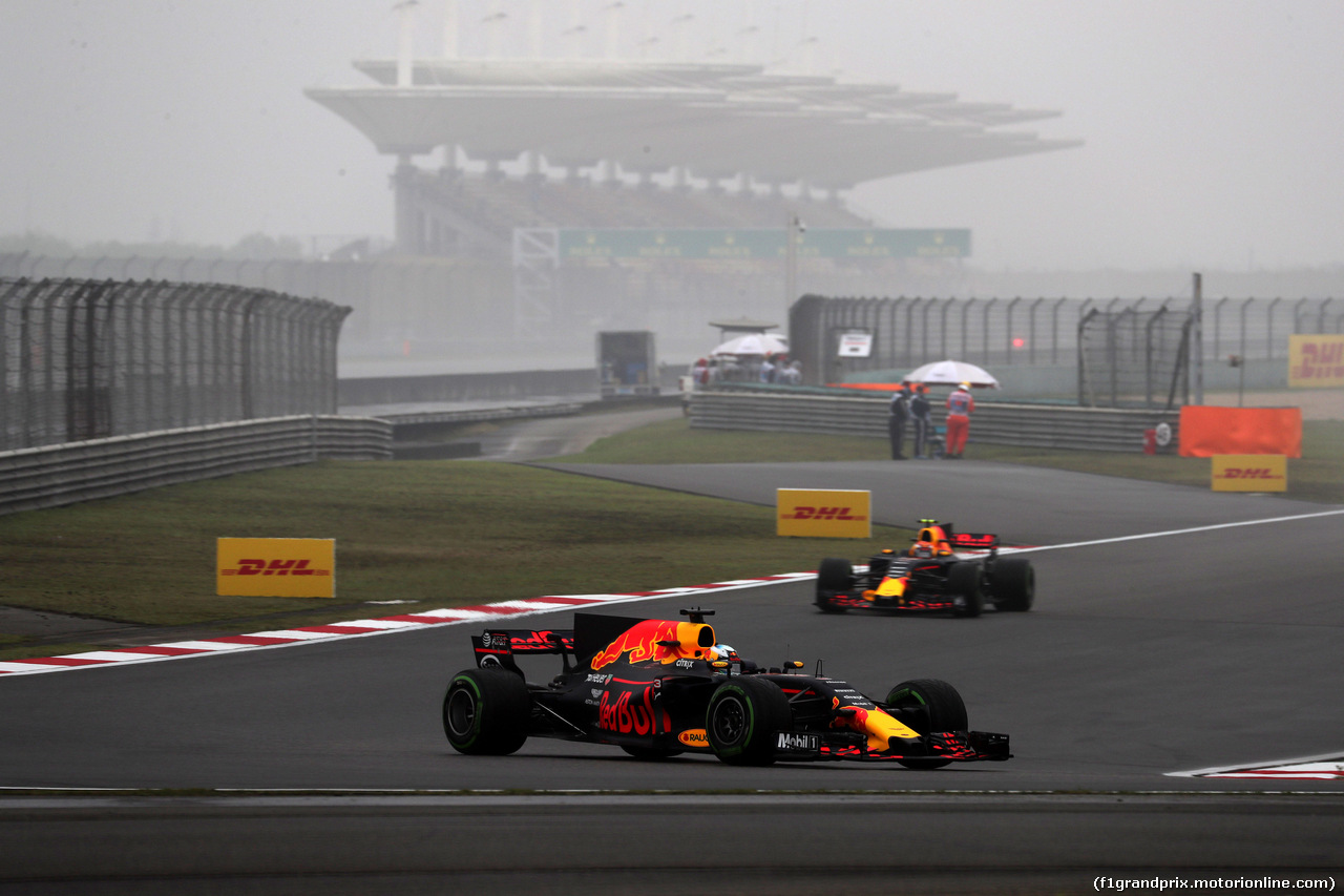 GP CINA, 07.04.2017 - Prove Libere 1, Daniel Ricciardo (AUS) Red Bull Racing RB13 davanti a Max Verstappen (NED) Red Bull Racing RB13