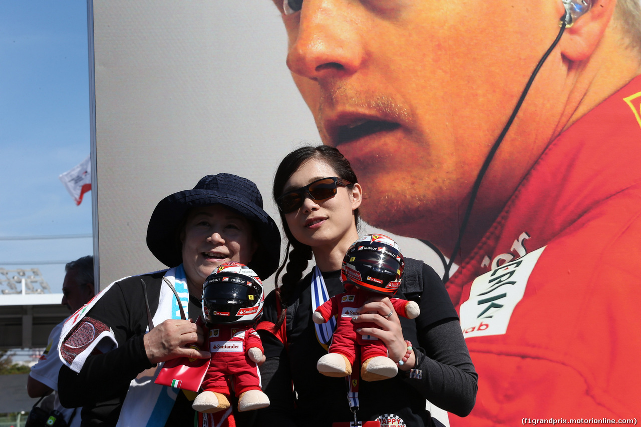 GP GIAPPONE, 08.10.2017- Kimi Raikkonen (FIN) Ferrari SF70H fans