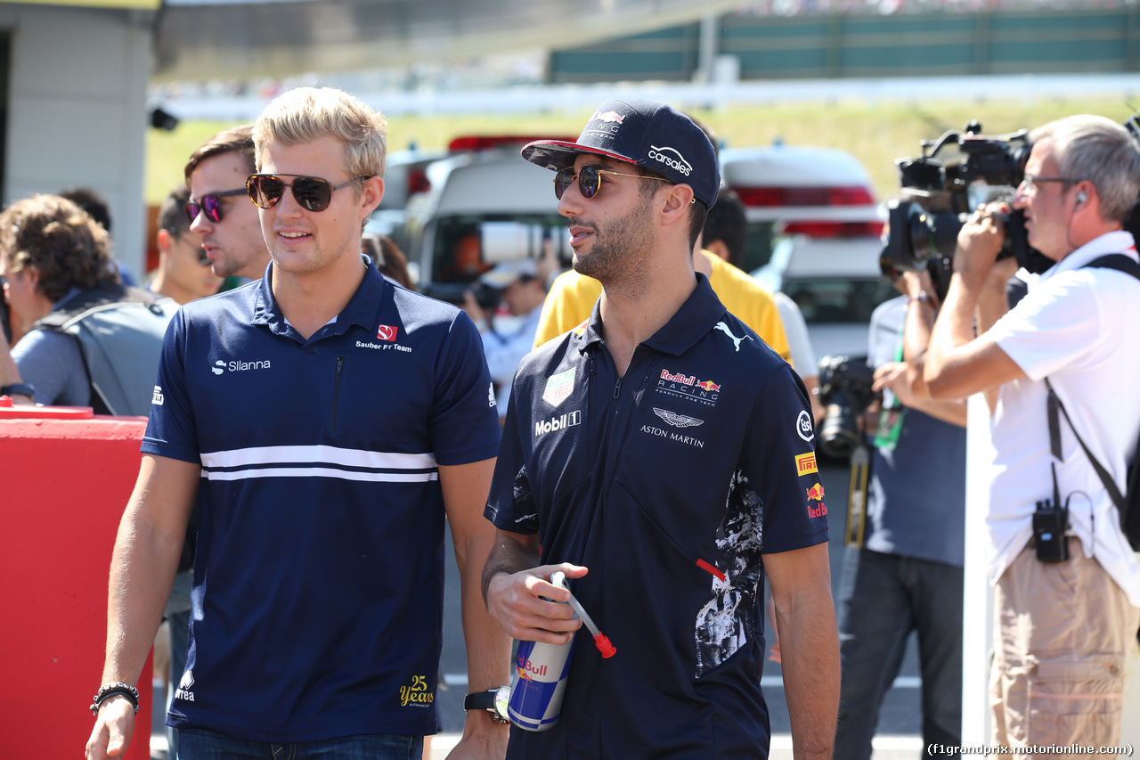 GP GIAPPONE, 08.10.2017- driver parade, Daniel Ricciardo (AUS) Red Bull Racing RB13 e Marcus Ericsson (SUE) Sauber C35