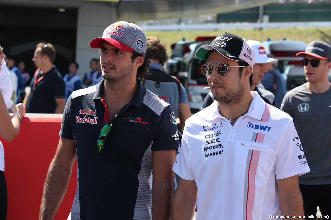 GP GIAPPONE, 08.10.2017- driver parade, Carlos Sainz Jr (ESP) Scuderia Toro Rosso STR12 e Sergio Perez (MEX) Sahara Force India F1 VJM010
