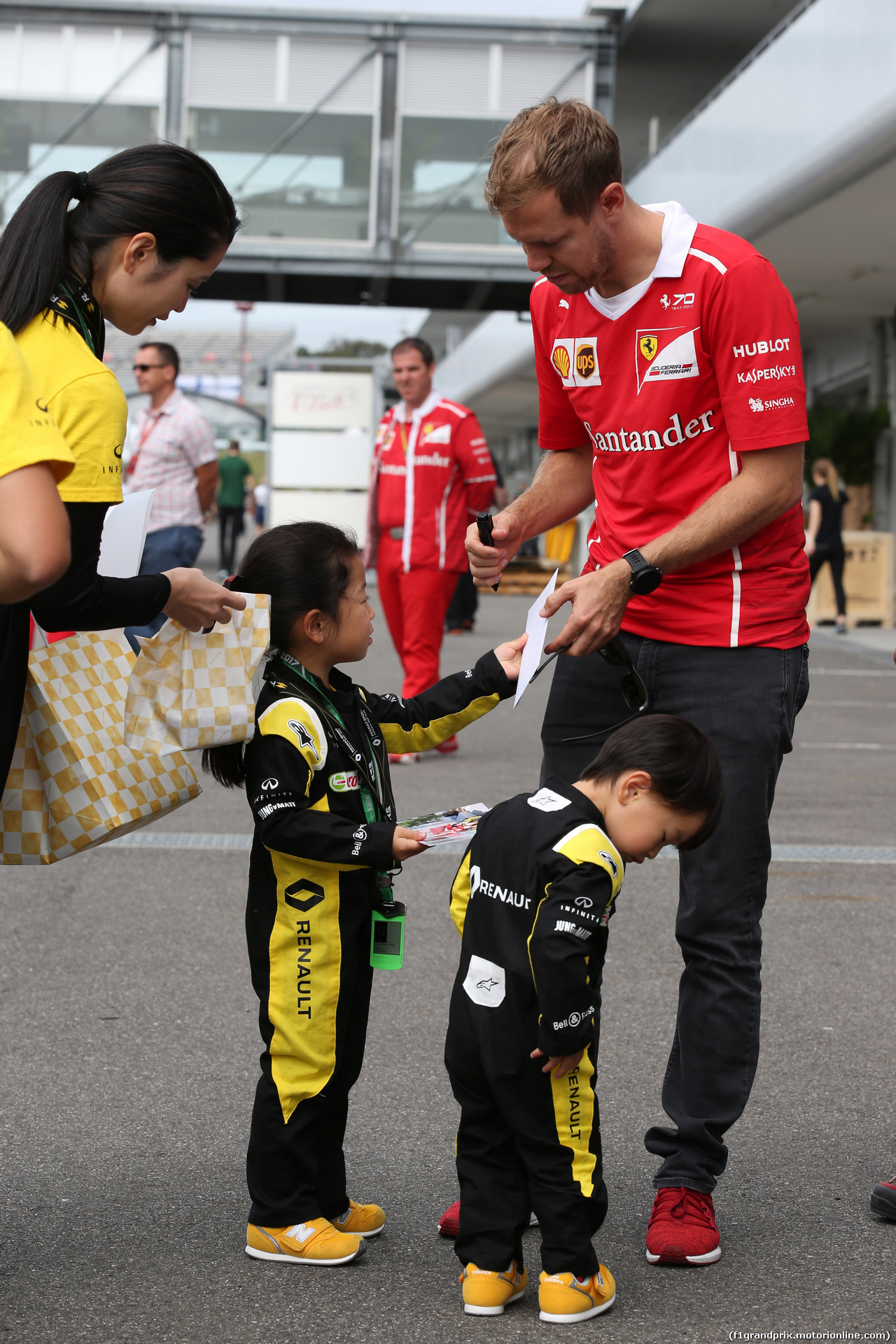 GP GIAPPONE, 05.10.2017- Sebastian Vettel (GER) Ferrari SF70H with young fans