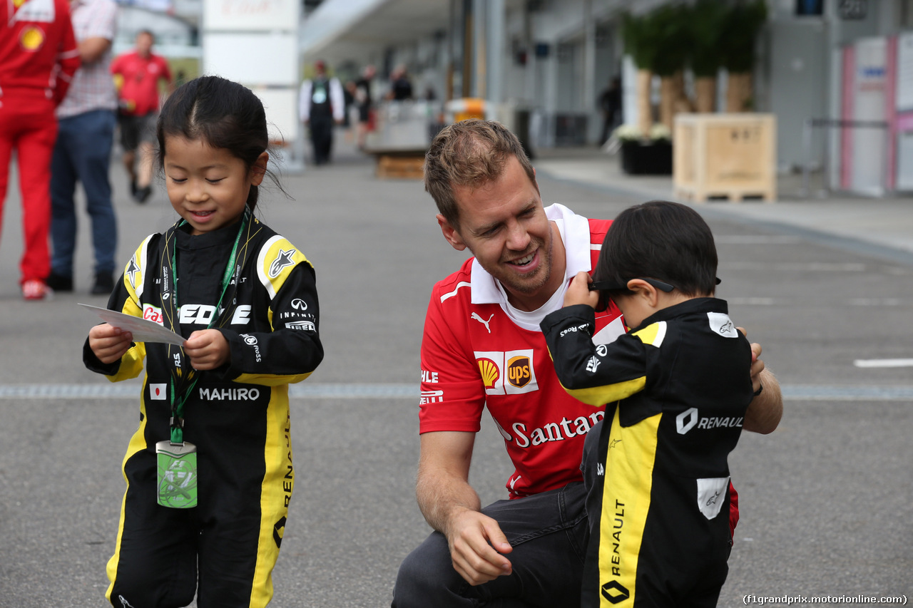 GP GIAPPONE, 05.10.2017- Sebastian Vettel (GER) Ferrari SF70H with young fans