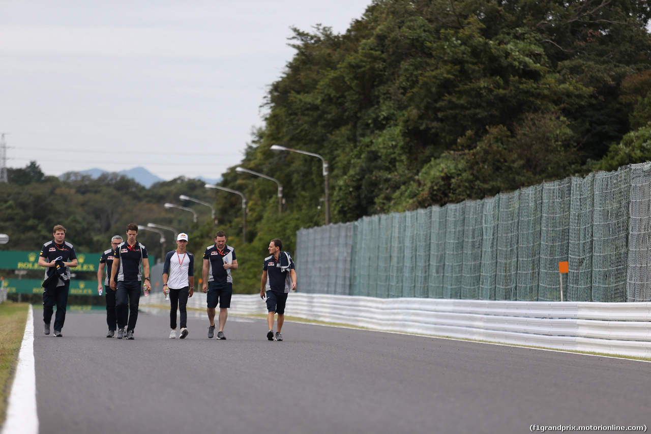 GP GIAPPONE, 05.10.2017- Pierre Gasly (FRA) Scuderia Toro Rosso STR12 walks the circuit