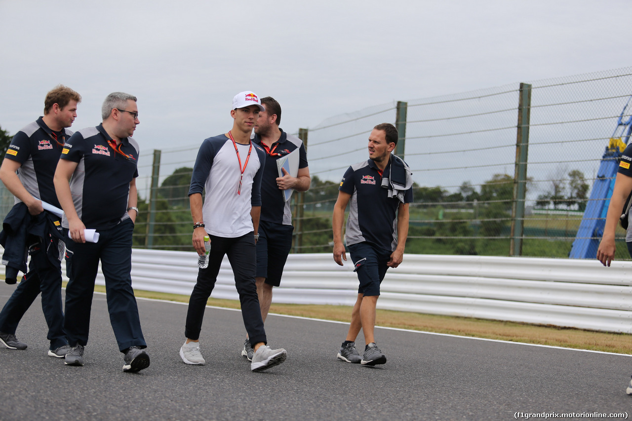 GP GIAPPONE, 05.10.2017- Pierre Gasly (FRA) Scuderia Toro Rosso STR12 walks the circuit