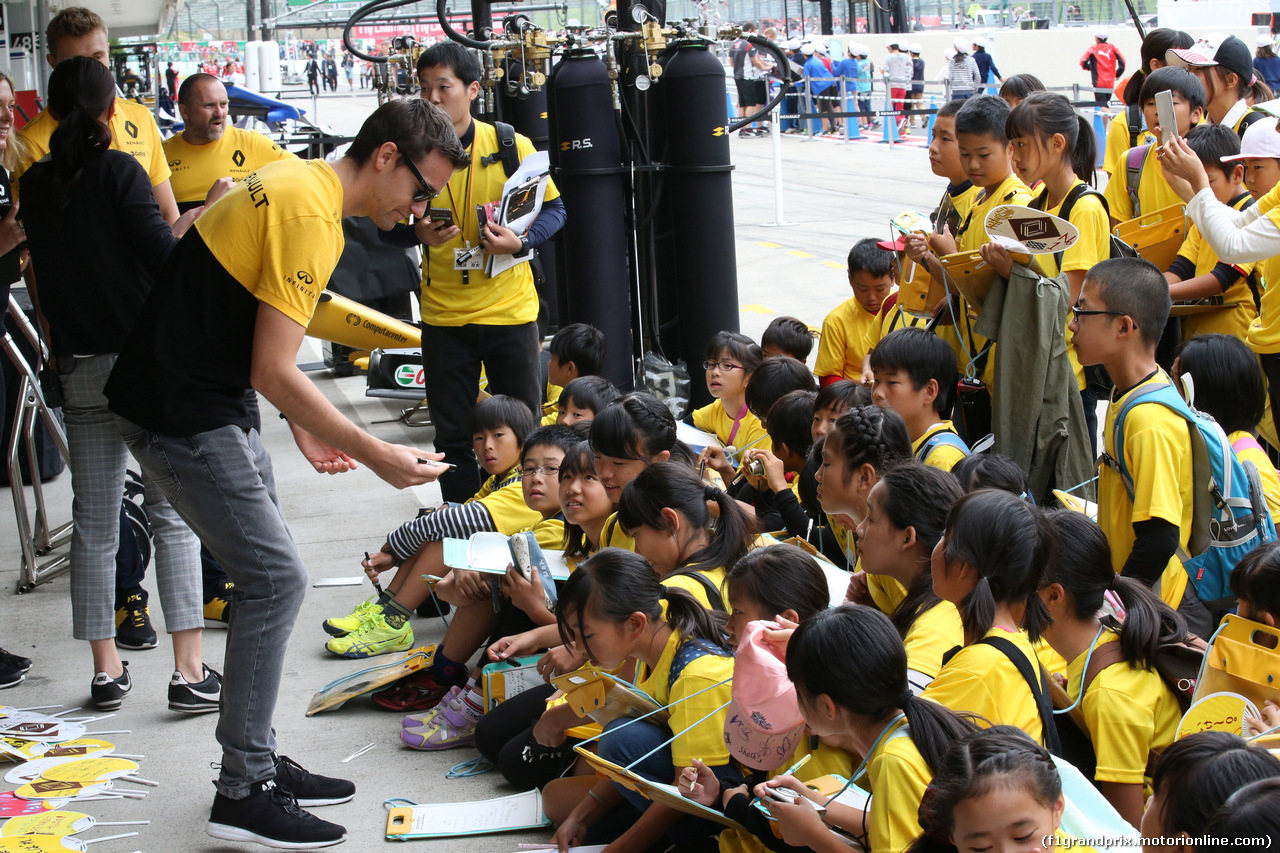 GP GIAPPONE, 05.10.2017- Jolyon Palmer (GBR) Renault Sport F1 Team RS17 with young fans