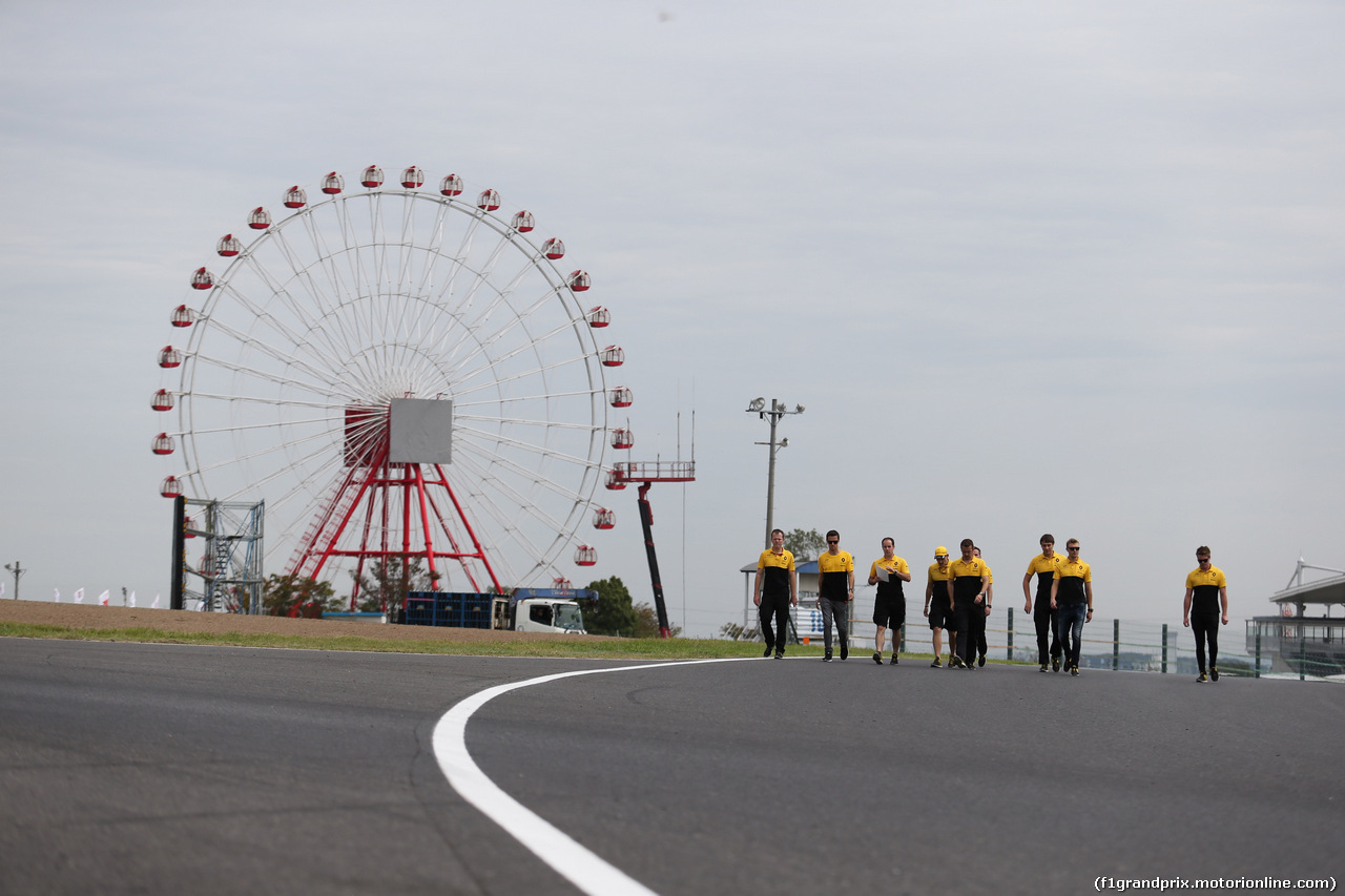 GP GIAPPONE, 05.10.2017- Jolyon Palmer (GBR) Renault Sport F1 Team RS17 walks the circuit