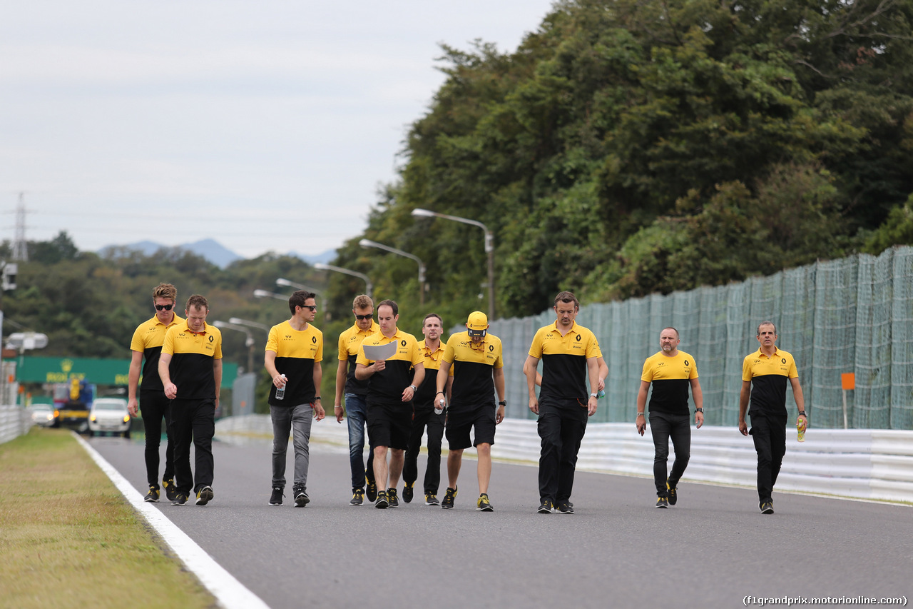 GP GIAPPONE, 05.10.2017- Jolyon Palmer (GBR) Renault Sport F1 Team RS17 walks the circuit