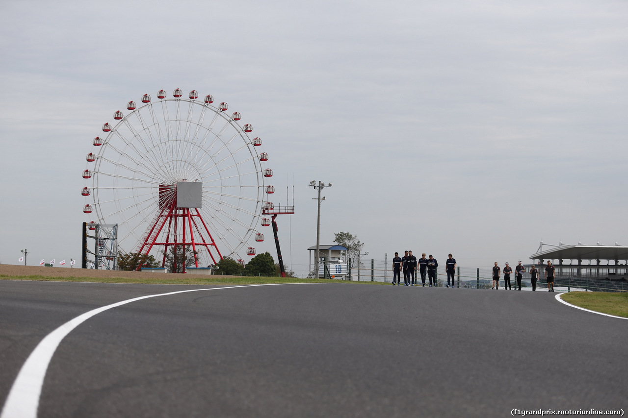 GP GIAPPONE, 05.10.2017- Marcus Ericsson (SUE) Sauber C36 walks the circuit