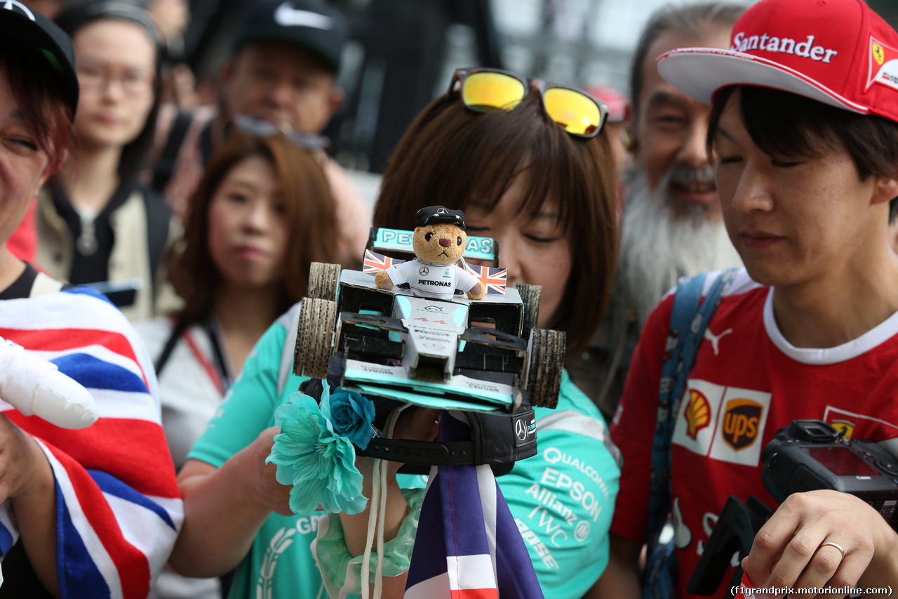 GP GIAPPONE, 05.10.2017- Lewis Hamilton (GBR) Mercedes AMG F1 W08  fan
