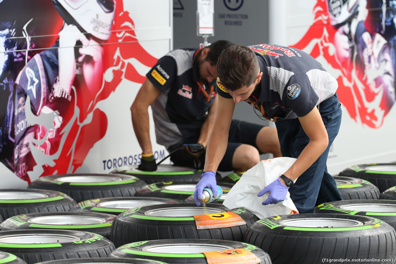 GP GIAPPONE, 05.10.2017- Scuderia Toro Rosso mechanic is checking tires pressure