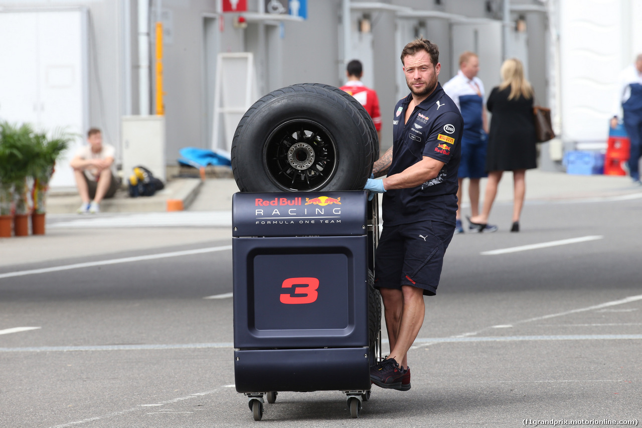 GP GIAPPONE, 05.10.2017- Red Bull Racing RB13 mechanic is using the tyres trolley like a skateboard