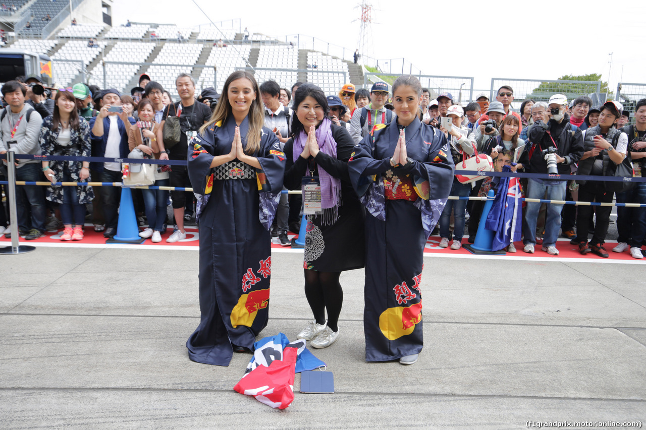 GP GIAPPONE, 05.10.2017- Red Bull Racing team fans dressed with Kimono