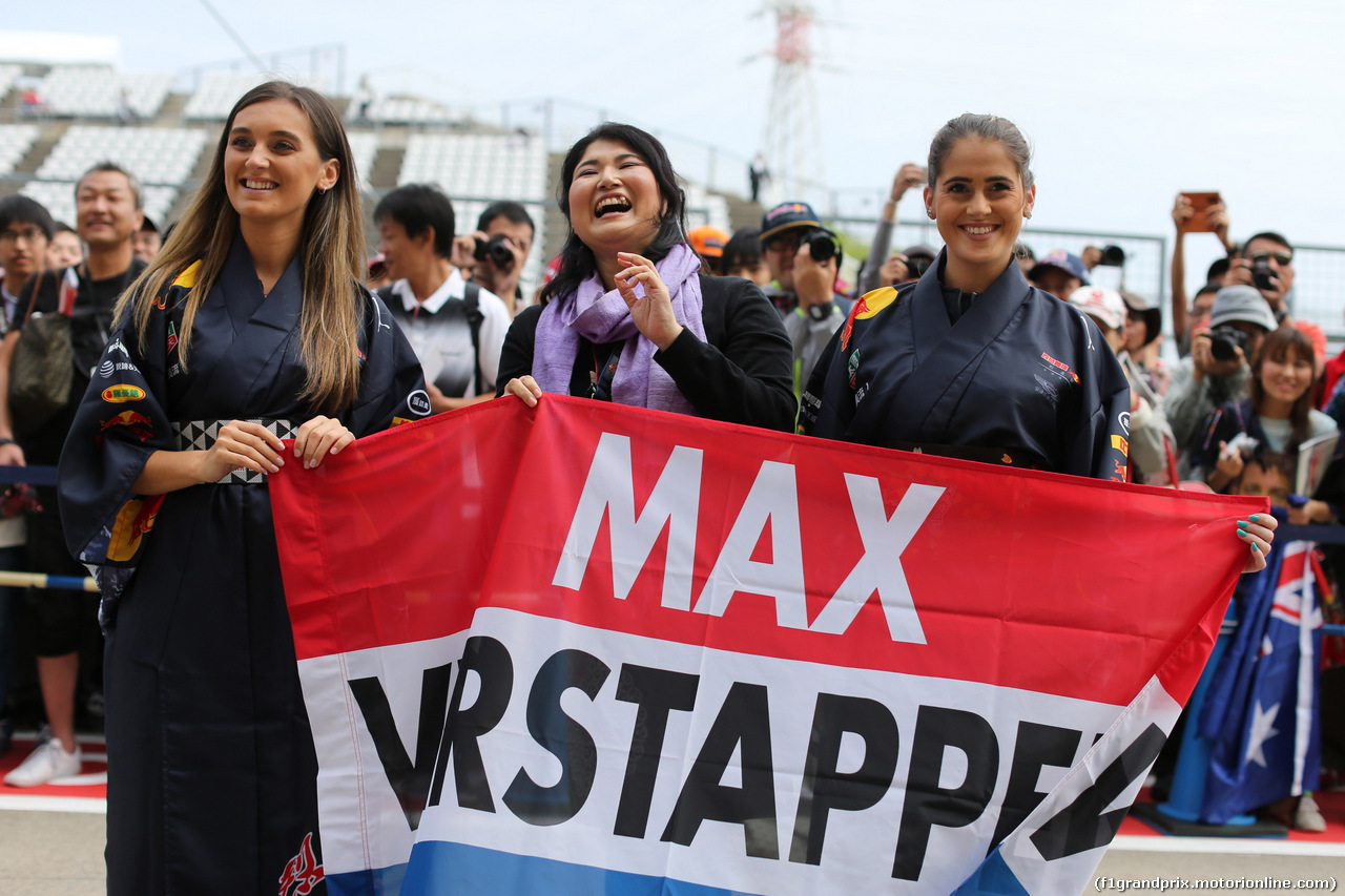 GP GIAPPONE, 05.10.2017- Red Bull Racing team fans dressed with Kimono