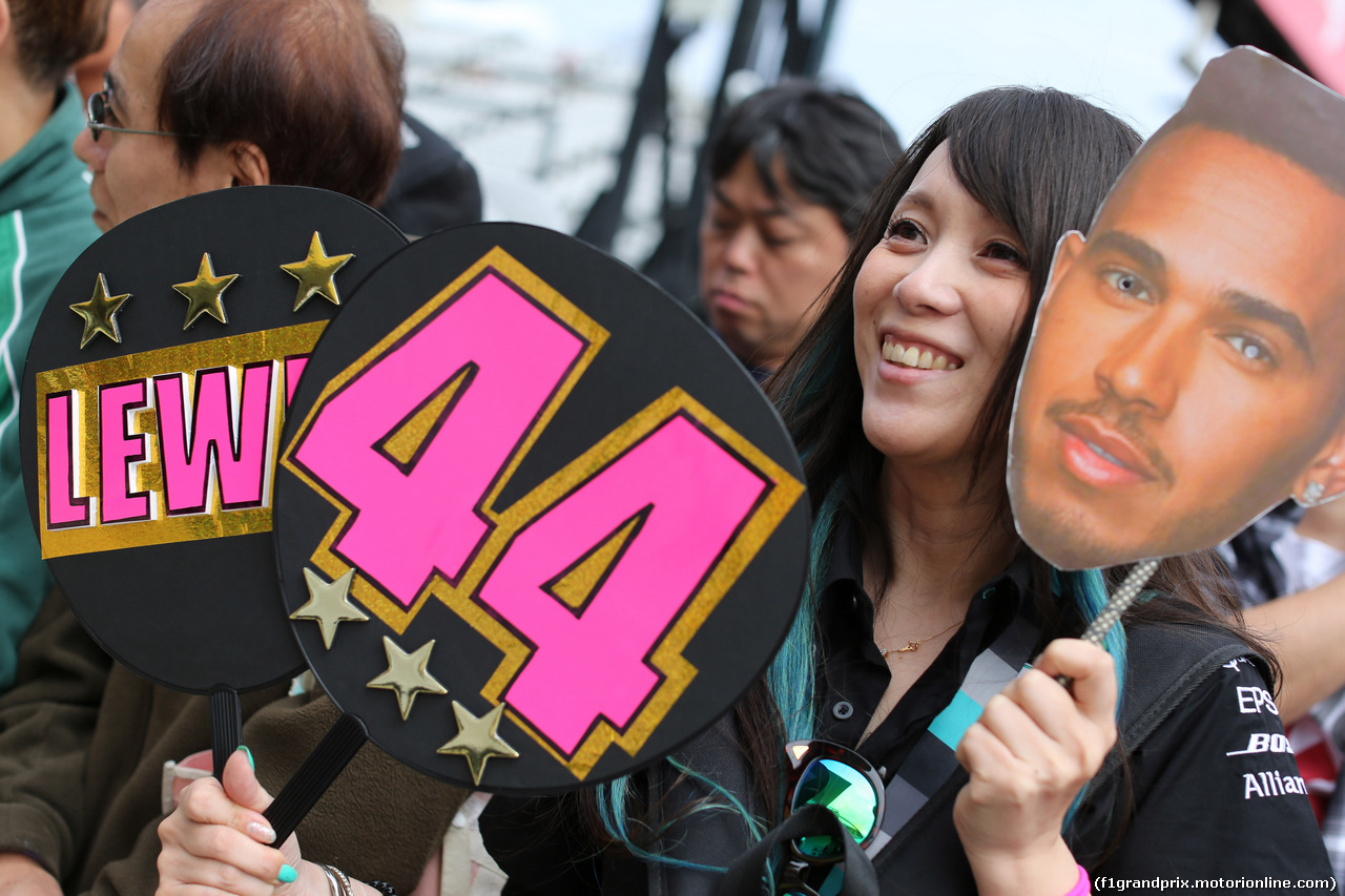 GP GIAPPONE, 05.10.2017- Lewis Hamilton (GBR) Fan