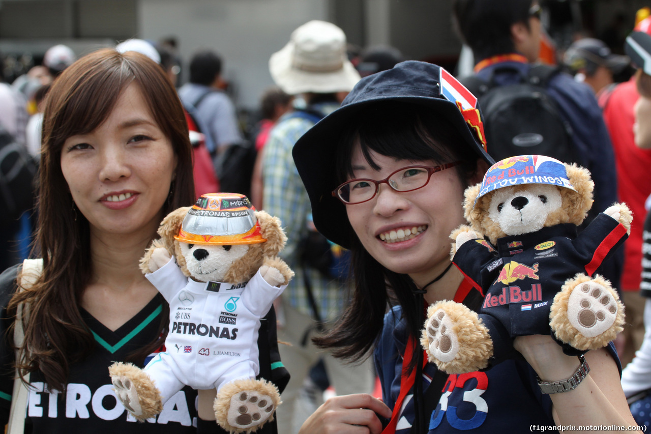 GP GIAPPONE, 05.10.2017- Red Bull Racing e Mercedes AMG Fans
