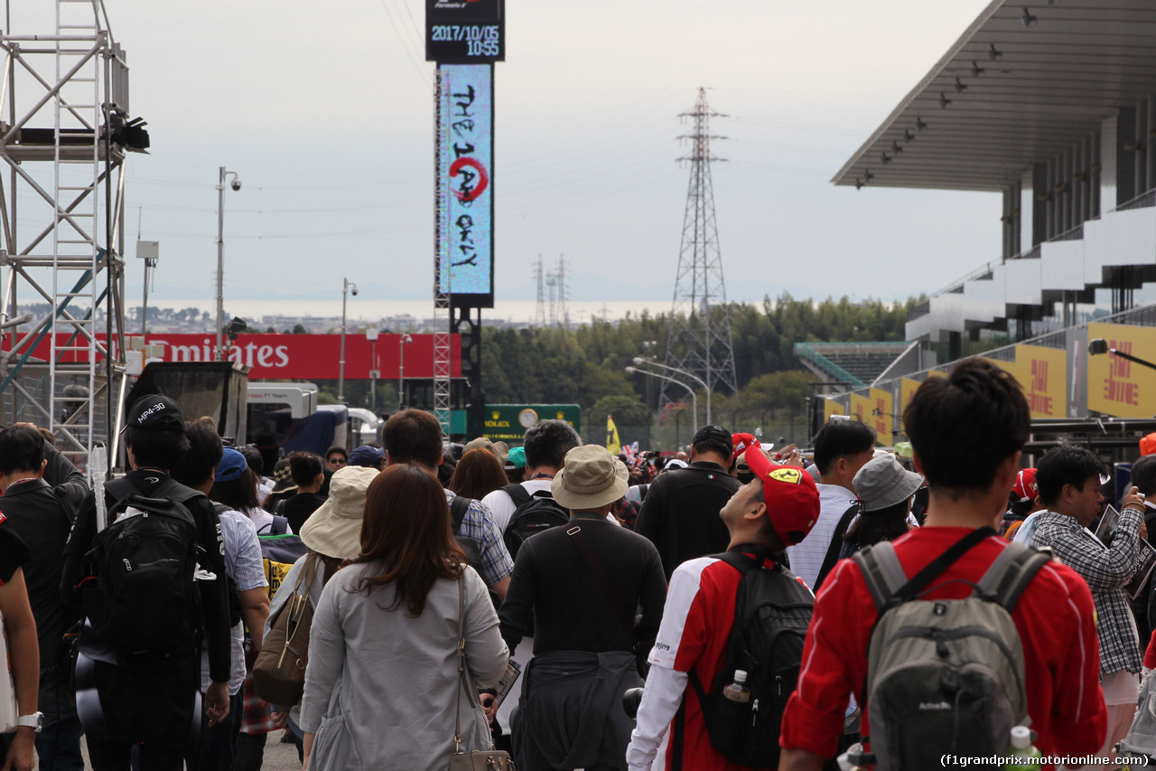 GP GIAPPONE, 05.10.2017- Fans in the pitlane