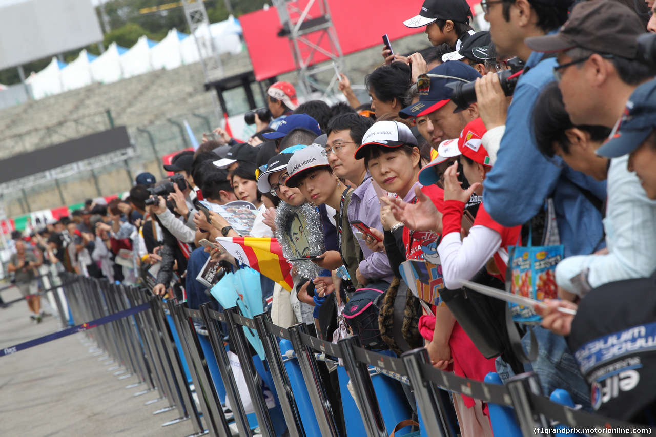 GP GIAPPONE, 05.10.2017- Fans in the pitlane