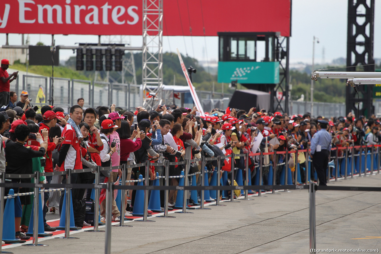 GP GIAPPONE, 05.10.2017- Fans in the pitlane