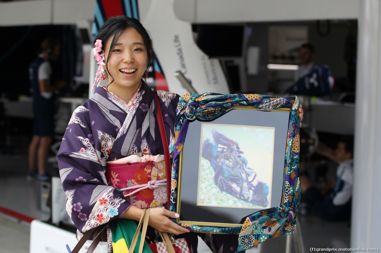 GP GIAPPONE, 05.10.2017- Williams Fan dressed with Kimono