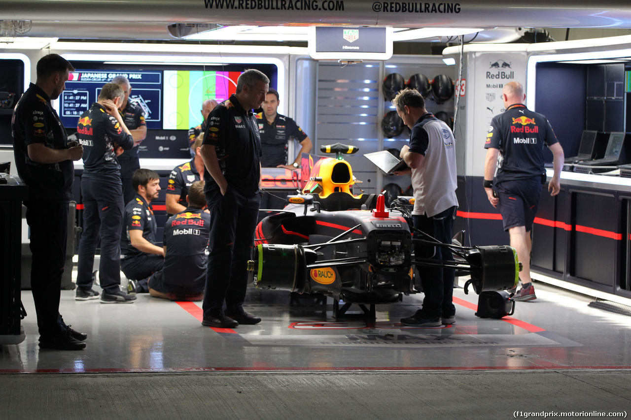 GP GIAPPONE, 05.10.2017- meccanici work on Red Bull Racing RB13