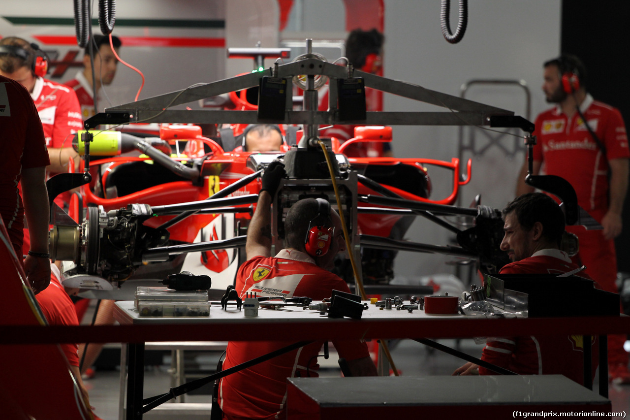 GP GIAPPONE, 05.10.2017- Mechanics works on Ferrari SF70H