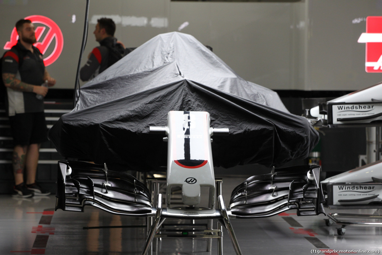 GP GIAPPONE, 05.10.2017- Romain Grosjean (FRA) Haas F1 Team VF-17 car covered