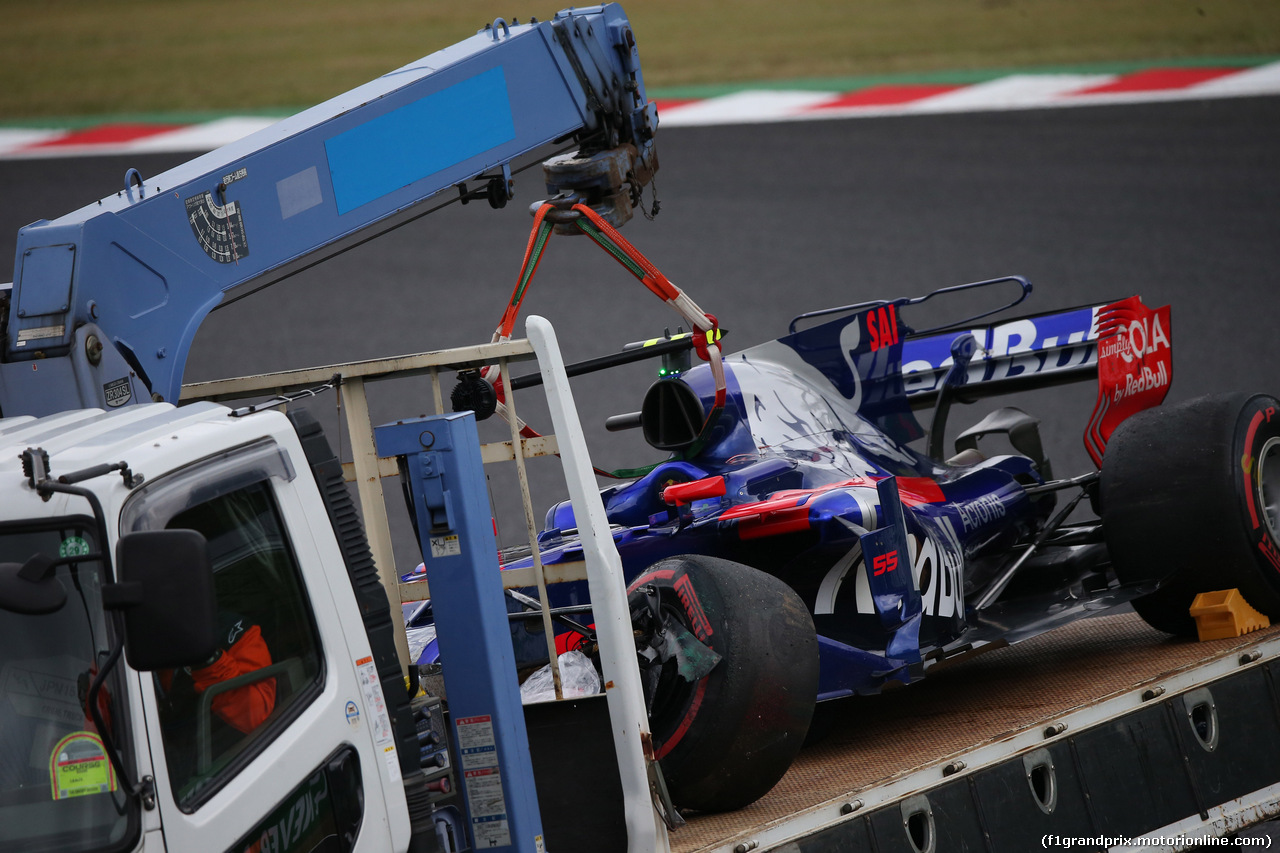 GP GIAPPONE, 06.10.2017- Prove Libere 1, Carlos Sainz Jr (ESP) Scuderia Toro Rosso STR12 on the tow truck after the crash