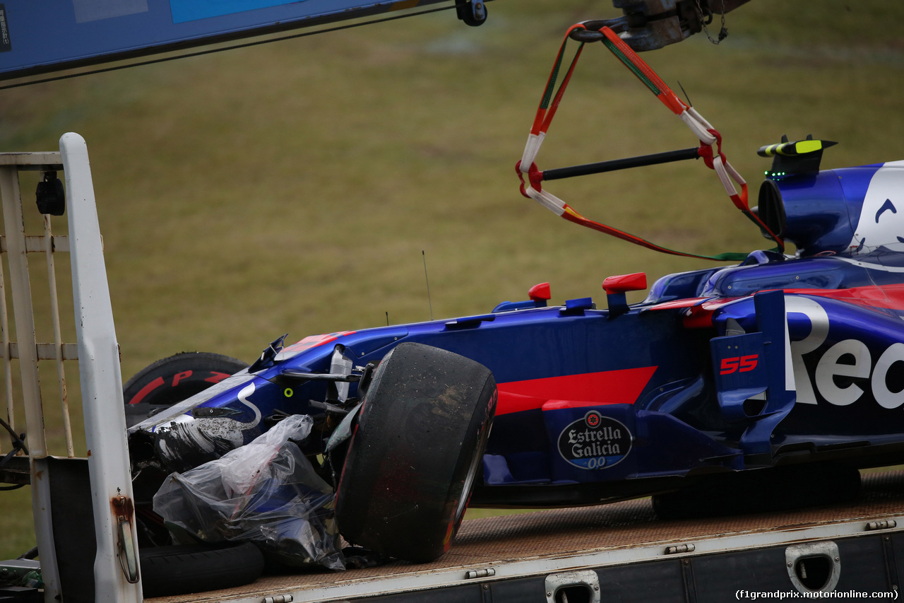 GP GIAPPONE, 06.10.2017- Prove Libere 1, Carlos Sainz Jr (ESP) Scuderia Toro Rosso STR12 on the tow truck after the crash
