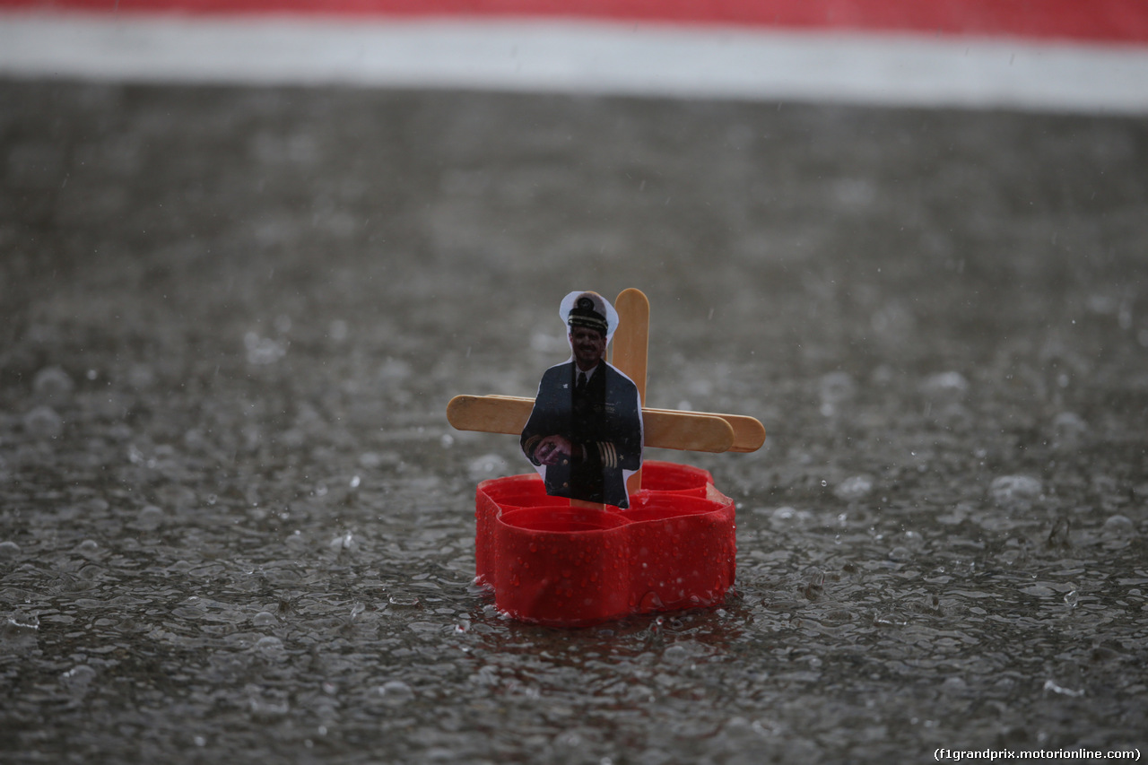 GP GIAPPONE, 06.10.2017- Prove Libere 2, Teams make toy-boat e play with it in the rain