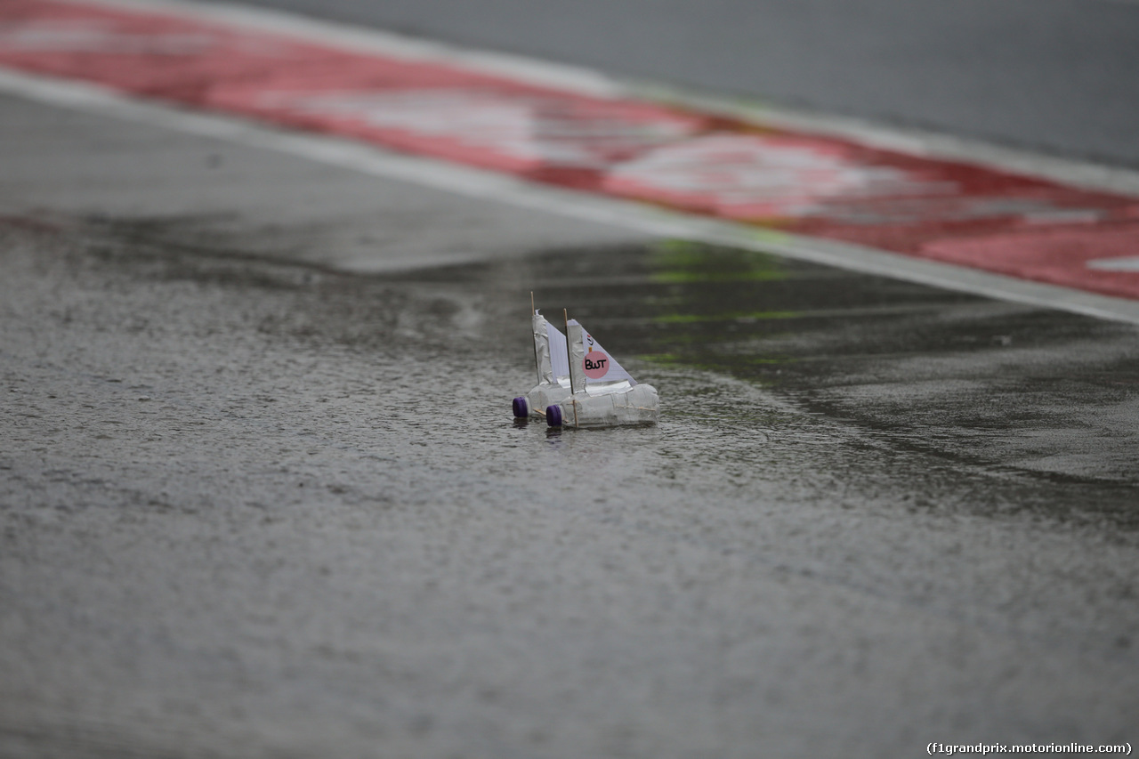 GP GIAPPONE, 06.10.2017- Prove Libere 2, Teams make toy-boat e play with it in the rain