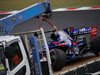 GP GIAPPONE, 06.10.2017- Free Practice 1, Carlos Sainz Jr (ESP) Scuderia Toro Rosso STR12 on the tow truck after the crash