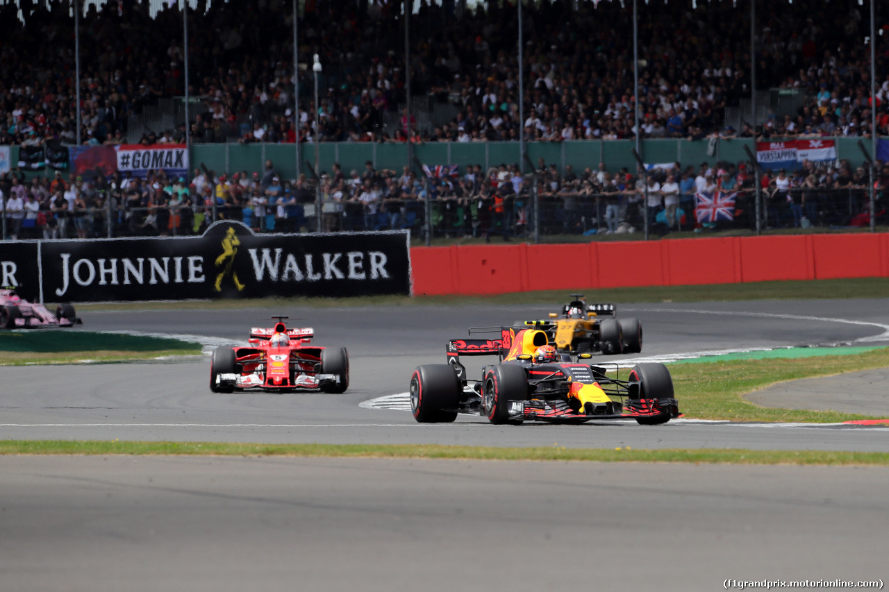 GP GRAN BRETAGNA, 16.07.2017 - Gara, Max Verstappen (NED) Red Bull Racing RB13 davanti a Sebastian Vettel (GER) Ferrari SF70H