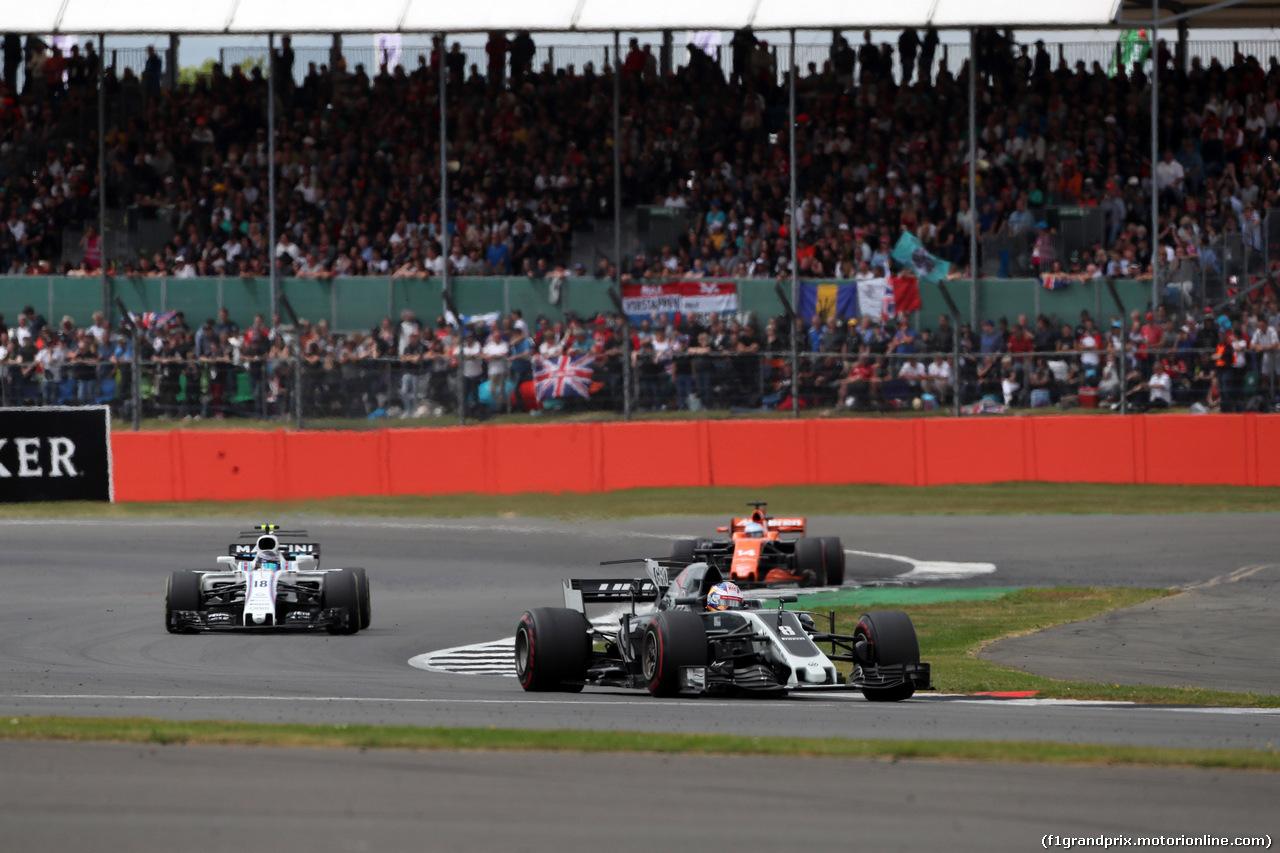 GP GRAN BRETAGNA, 16.07.2017 - Gara, Romain Grosjean (FRA) Haas F1 Team VF-17 davanti a Lance Stroll (CDN) Williams FW40