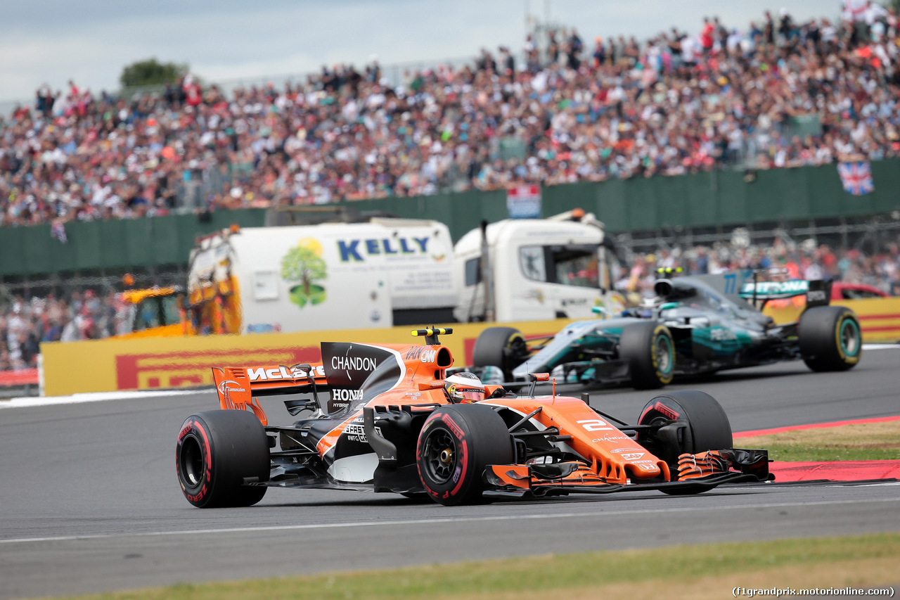 GP GRAN BRETAGNA, 16.07.2017 - Gara, Stoffel Vandoorne (BEL) McLaren MCL32 e Valtteri Bottas (FIN) Mercedes AMG F1 W08