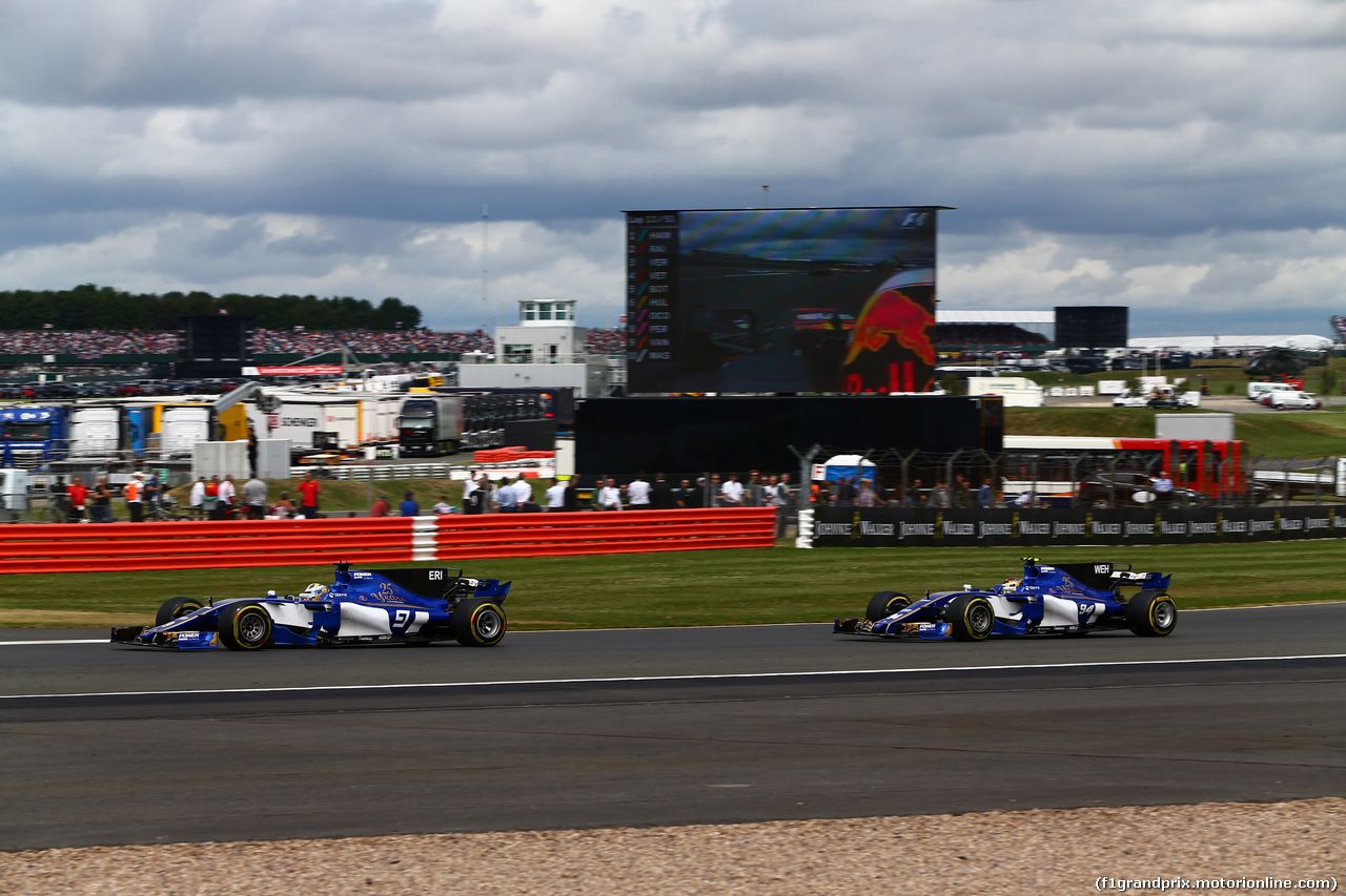 GP GRAN BRETAGNA, 16.07.2017 - Gara, Marcus Ericsson (SUE) Sauber C36 e Pascal Wehrlein (GER) Sauber C36