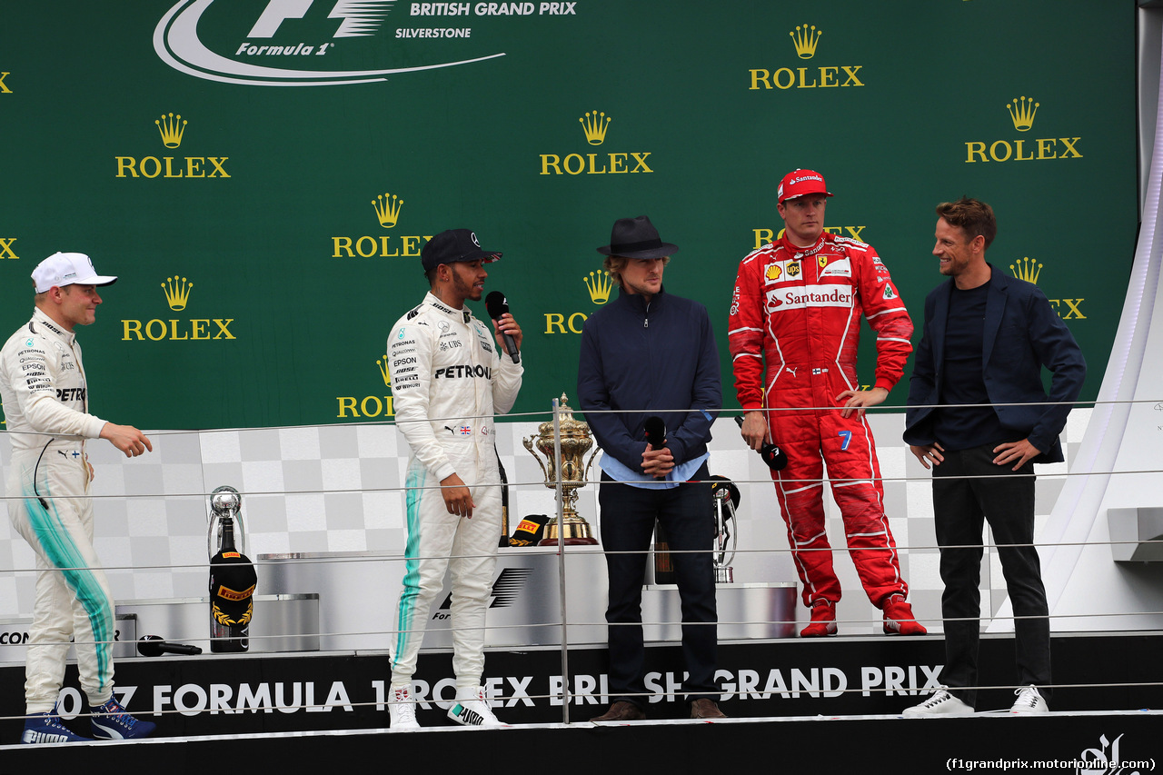 GP GRAN BRETAGNA, 16.07.2017 - Gara, Valtteri Bottas (FIN) Mercedes AMG F1 W08, Lewis Hamilton (GBR) Mercedes AMG F1 W08 vincitore e Owen Wilson (USA) Actor with Kimi Raikkonen (FIN) Ferrari SF70H e Jenson Button (GBR) McLaren MCL32