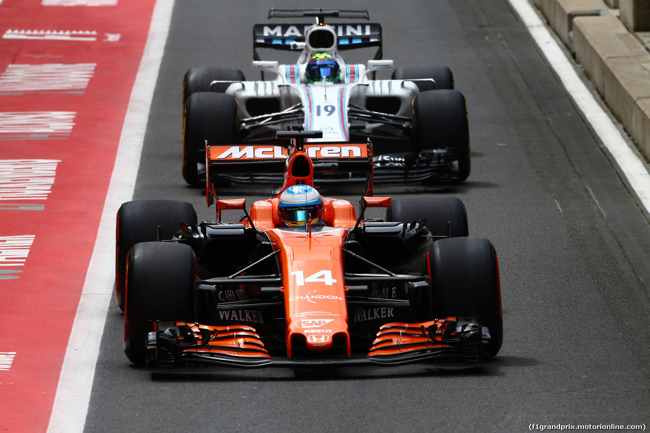 GP GRAN BRETAGNA, 14.07.2017 - Prove Libere 2, Fernando Alonso (ESP) McLaren MCL32 nad Felipe Massa (BRA) Williams FW40