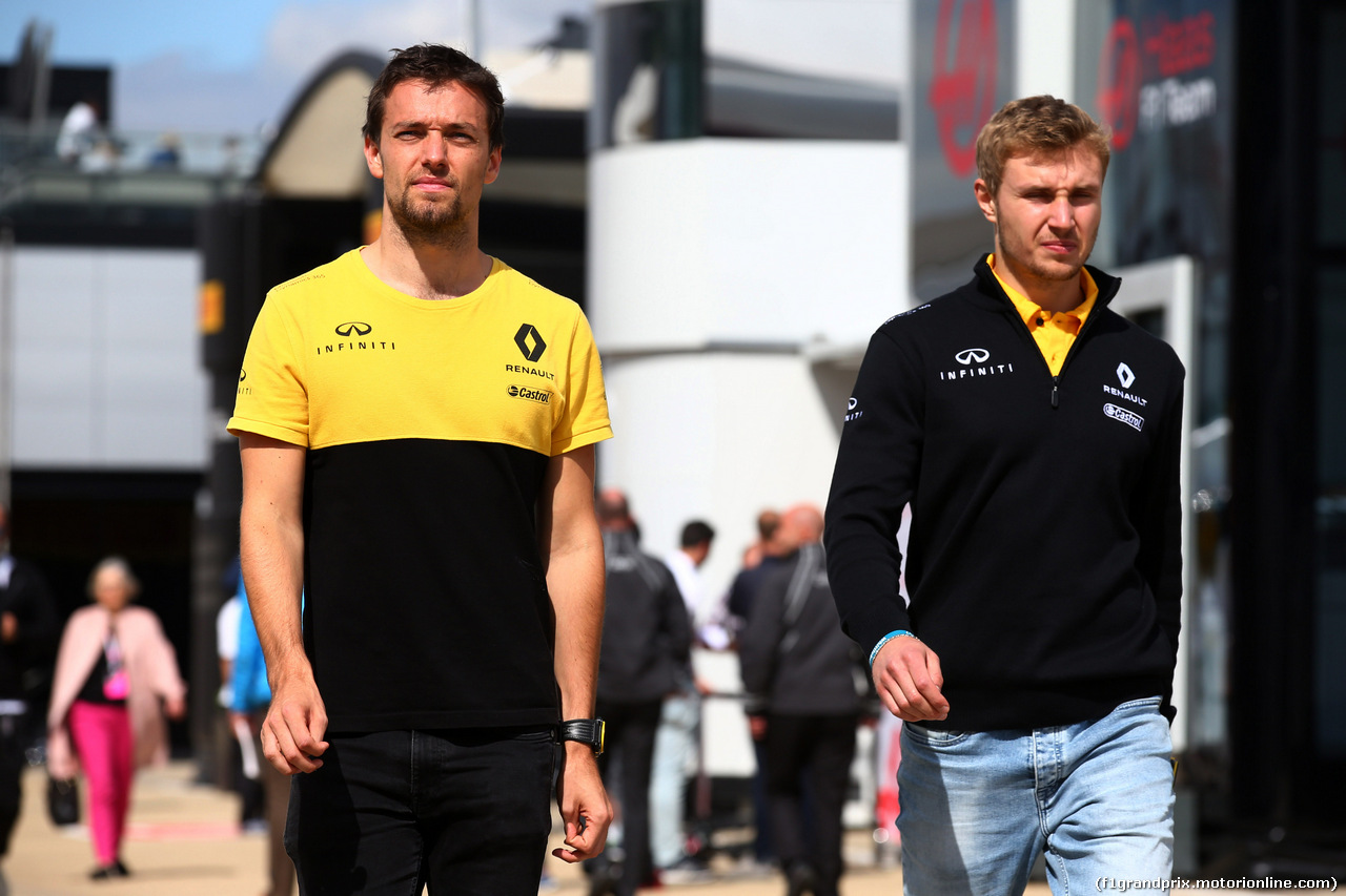 GP GRAN BRETAGNA, 14.07.2017 - Jolyon Palmer (GBR) Renault Sport F1 Team RS17 e Sergey Sirotkin (RUS) Test driver, Renault Sport F1 Team