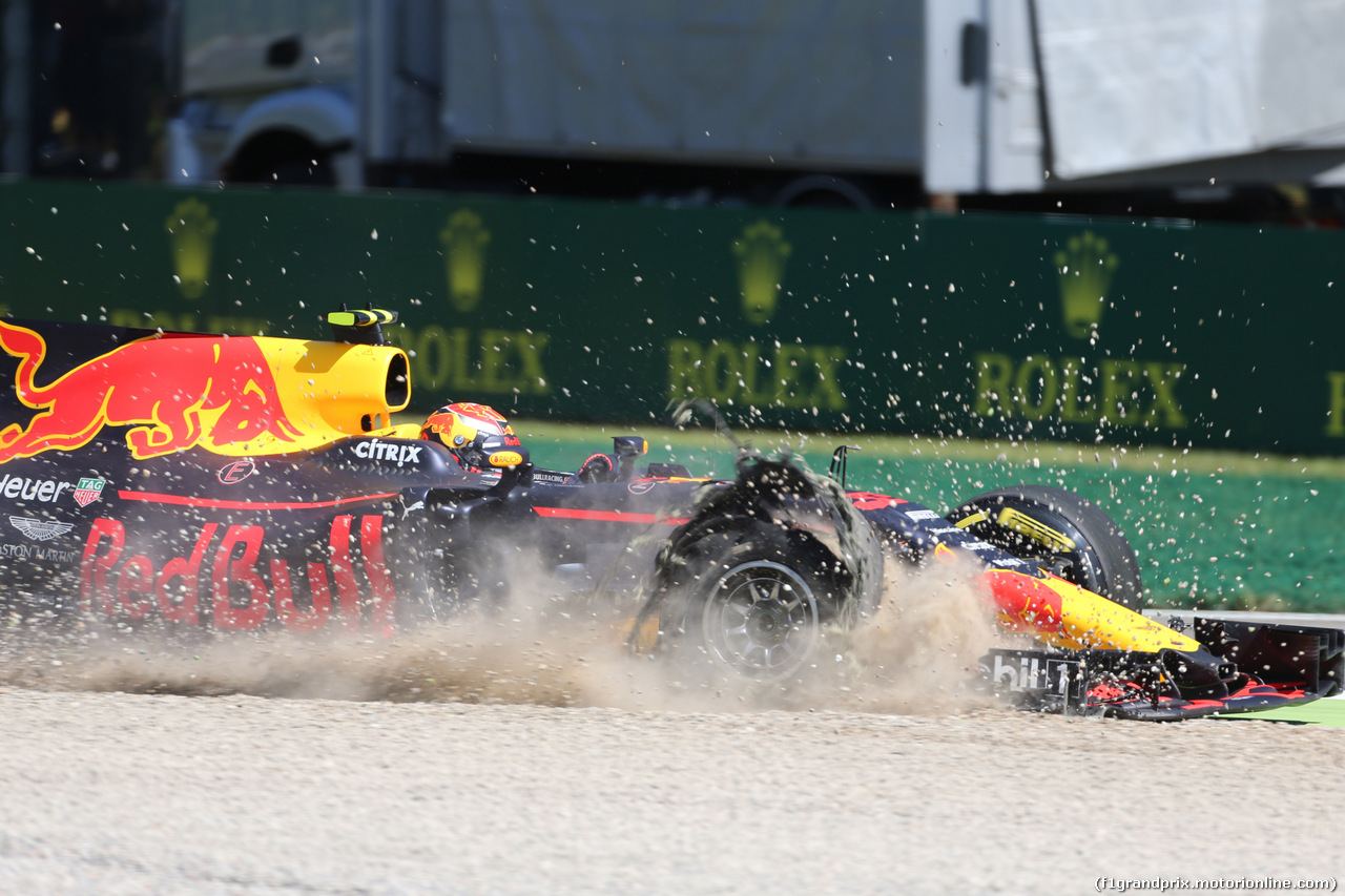 GP ITALIA, 03.09.2017- Gara, Max Verstappen (NED) Red Bull Racing RB13 with broken tire