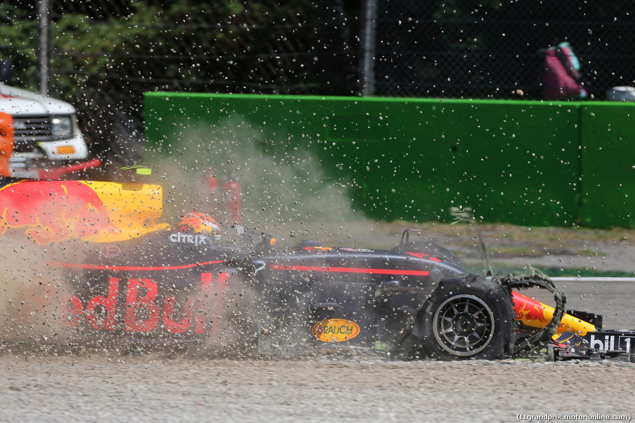 GP ITALIA, 03.09.2017- Gara, Max Verstappen (NED) Red Bull Racing RB13 with broken tire