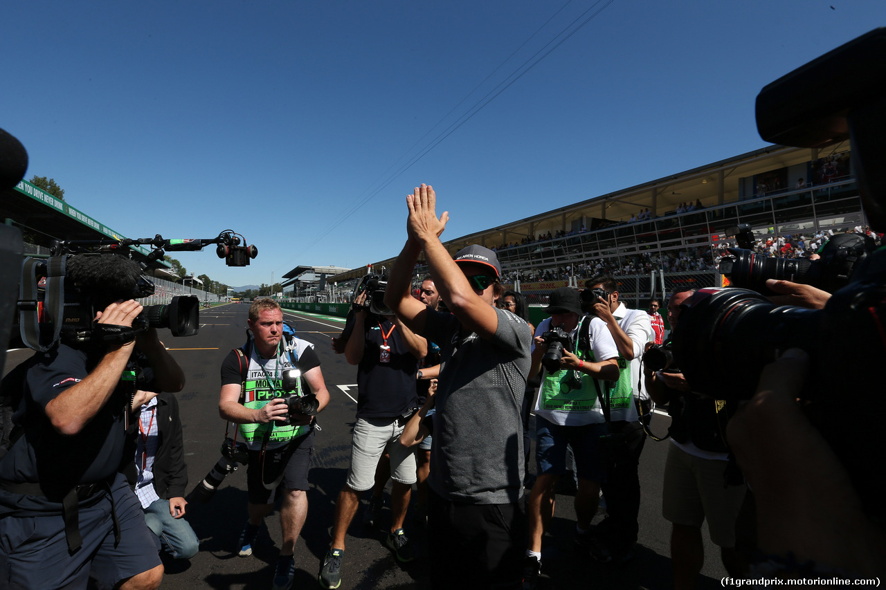 GP ITALIA, 03.09.2017- drivers parade, Fernando Alonso (ESP) McLaren Honda MCL32 historic car has a problem