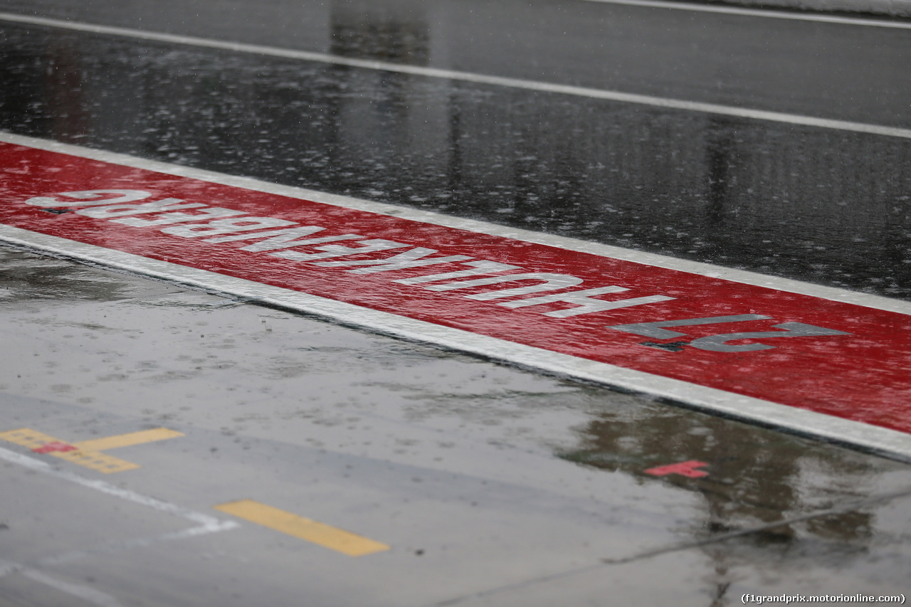 GP ITALIA, 02.09.2017- Free practice 3, heavy rain in Pitlane