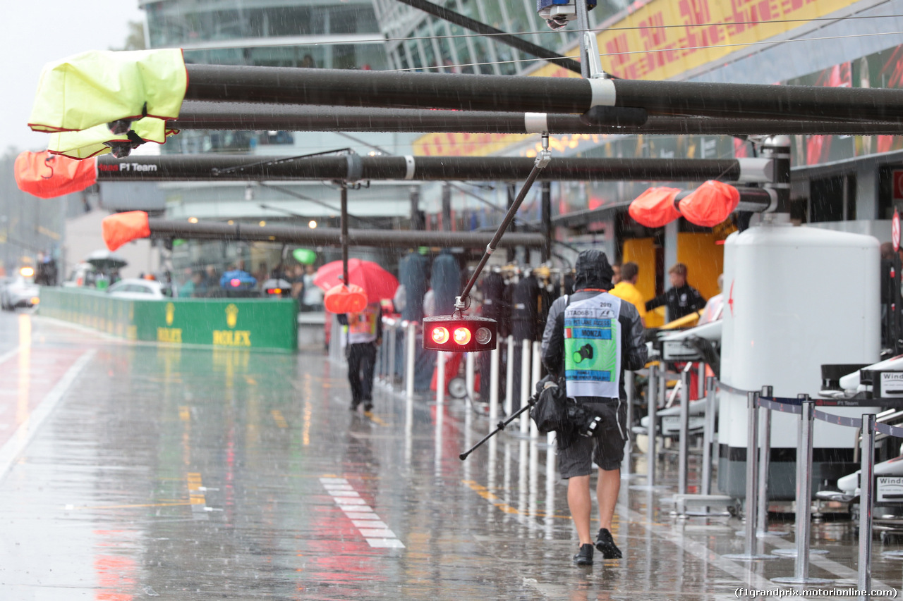 GP ITALIA, 02.09.2017- Free practice 3, heavy rain in Pitlane