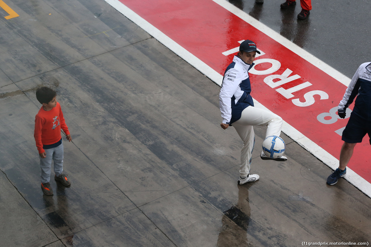 GP ITALIA, 02.09.2017- Qualifiche, Felipe Massa (BRA) Williams F1 Team FW40 is playing football with his son Felipinho (BRA) e Williams meccanici