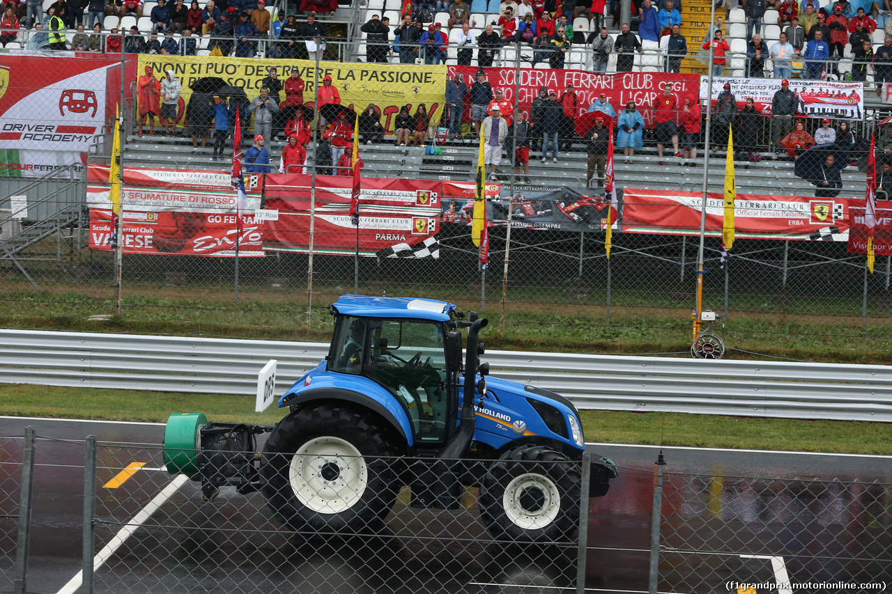 GP ITALIA, 02.09.2017- Qualifiche, a tractor is using a fan for dry the track